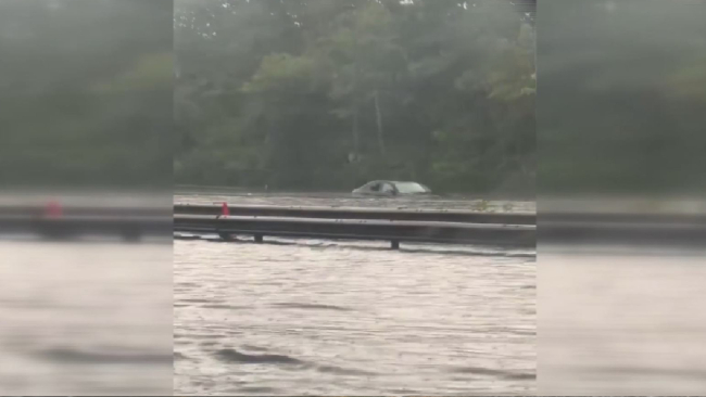 İngiltere’yi sel vurdu: Metro ve tren seferleri iptal edildi